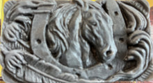 Charger l'image dans la galerie, Savon d'ours à l'huile essentielle de Santal. Barre de 5 onces