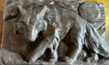 Charger l'image dans la galerie, Savon d'ours à l'huile essentielle de Santal. Barre de 5 onces