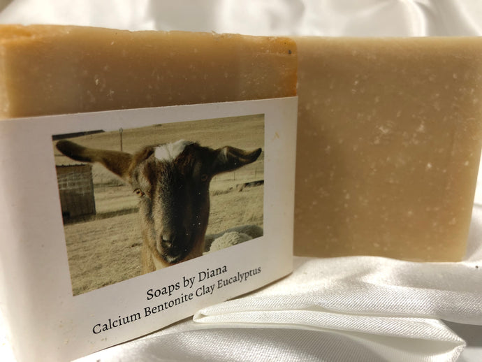 Argile bentonite calcique à l'eucalyptus : barre au lait de chèvre